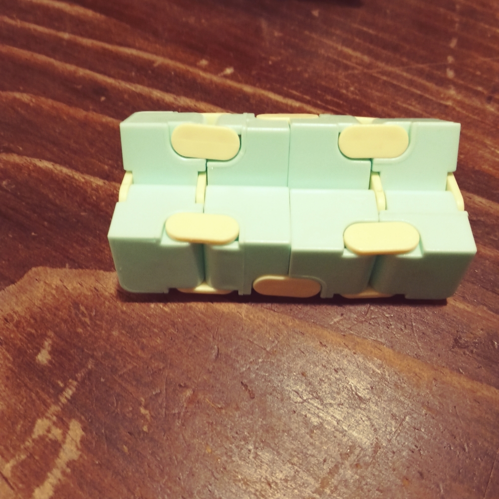 Fidget - Picture 4 of 7